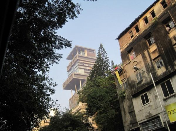 antilia-residence-mumbai-ambani-sharp-contrast-605x453